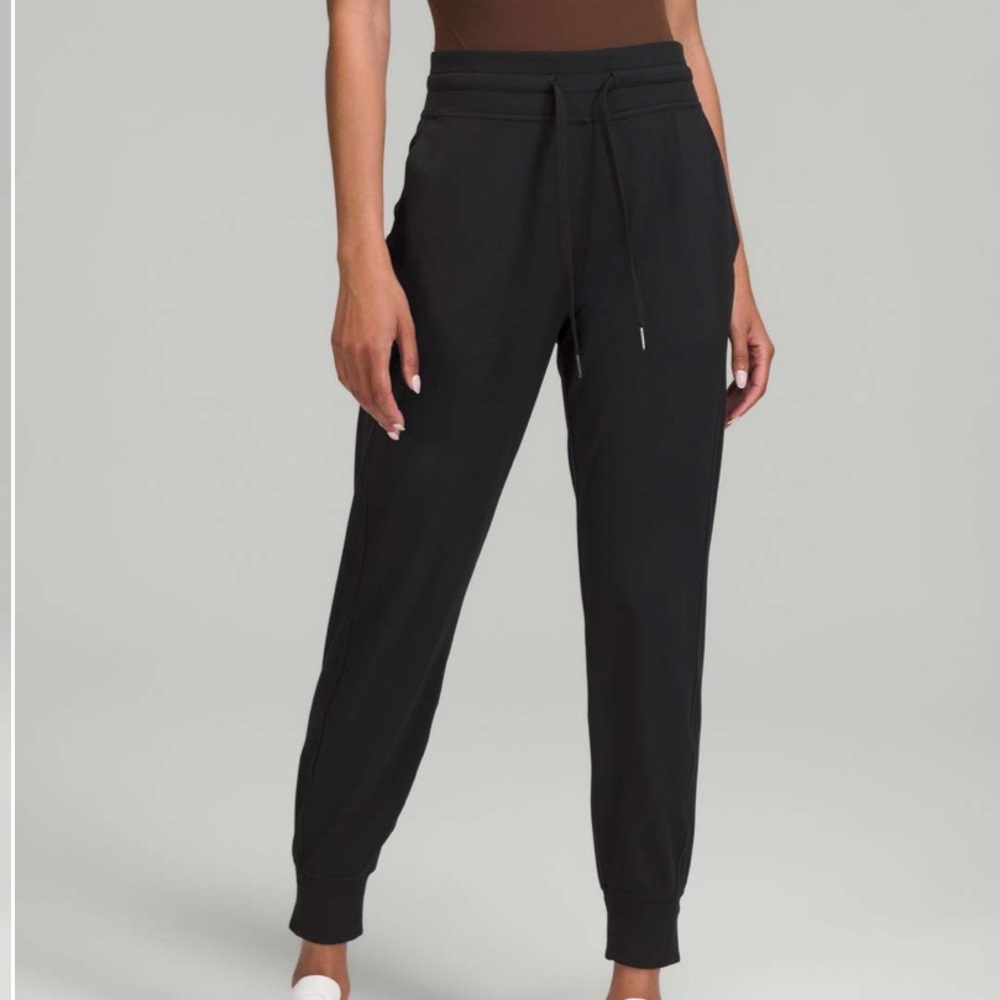 Lululemon ready to rulu joggers in black